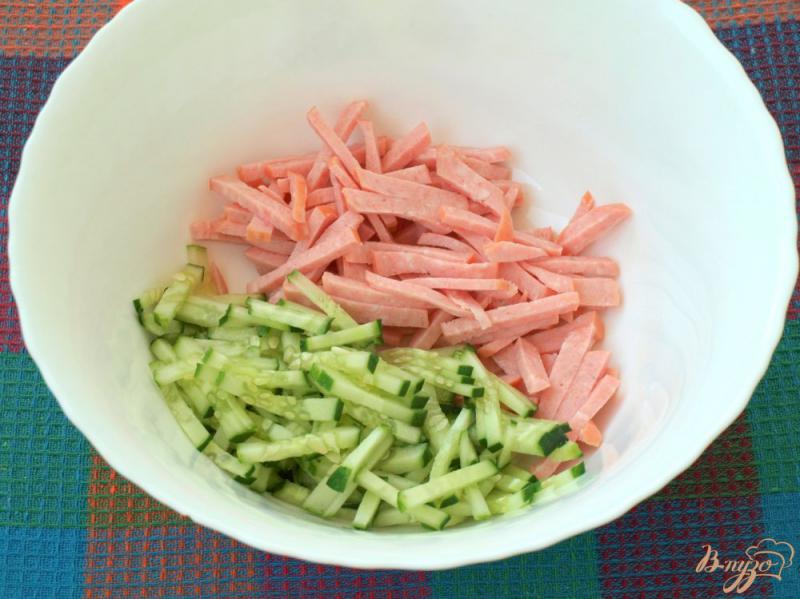 Фото приготовление рецепта: Салат с огурцом и варёной колбасой шаг №1