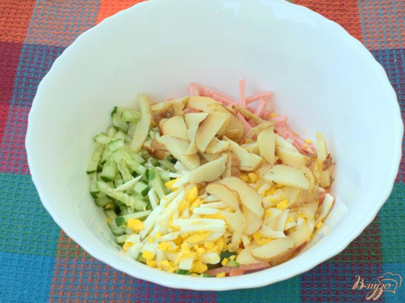 Фото приготовление рецепта: Салат с огурцом и варёной колбасой шаг №3