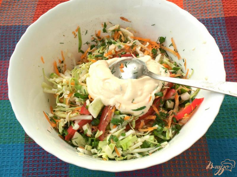Фото приготовление рецепта: Салат с капустой, морковью, огурцом и помидорами шаг №4
