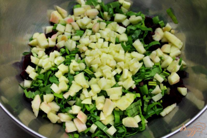 Фото приготовление рецепта: Салат со свеклой и черемшой шаг №4
