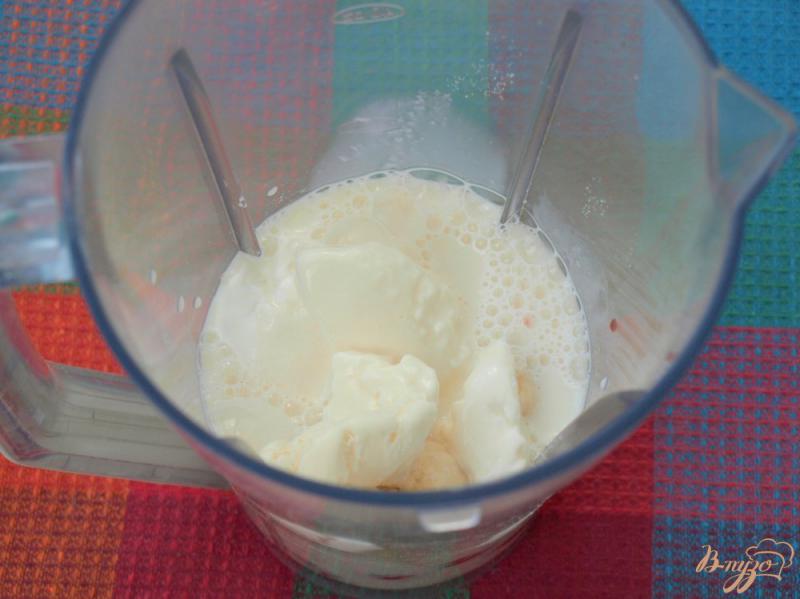 Фото приготовление рецепта: Молочный коктейль с клубникой и бананами шаг №3