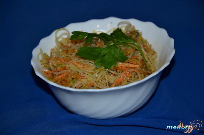 Фото приготовление рецепта: Салат из фунчозы, зеленой редьки и моркови шаг №4