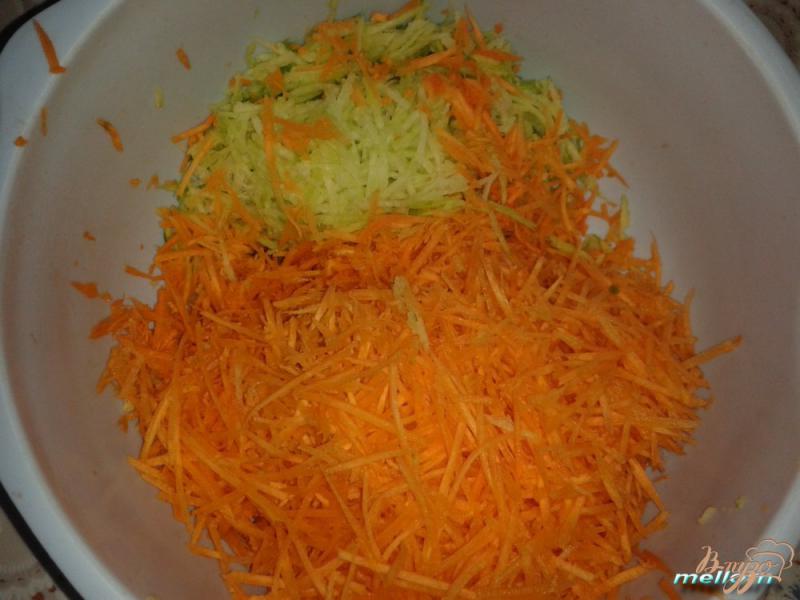 Фото приготовление рецепта: Салат из фунчозы, зеленой редьки и моркови шаг №2