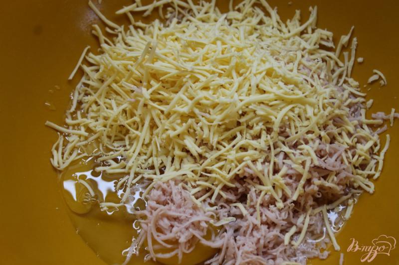 Фото приготовление рецепта: Быстрые сырные гренки с вареной колбасой на завтрак шаг №2