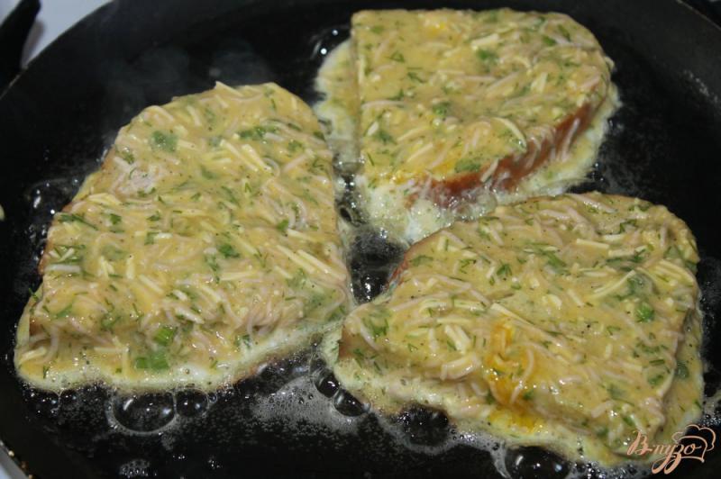 Фото приготовление рецепта: Быстрые сырные гренки с вареной колбасой на завтрак шаг №7