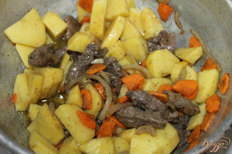 Фото приготовление рецепта: Тушенный картофель с овощами и утиной грудкой шаг №6