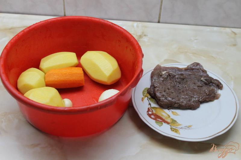 Фото приготовление рецепта: Тушенный картофель с овощами и утиной грудкой шаг №1