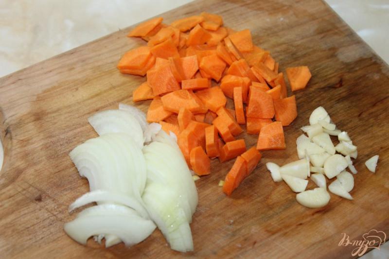 Фото приготовление рецепта: Тушенный картофель с овощами и утиной грудкой шаг №3
