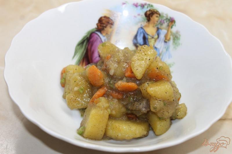 Фото приготовление рецепта: Тушенный картофель с овощами и утиной грудкой шаг №9