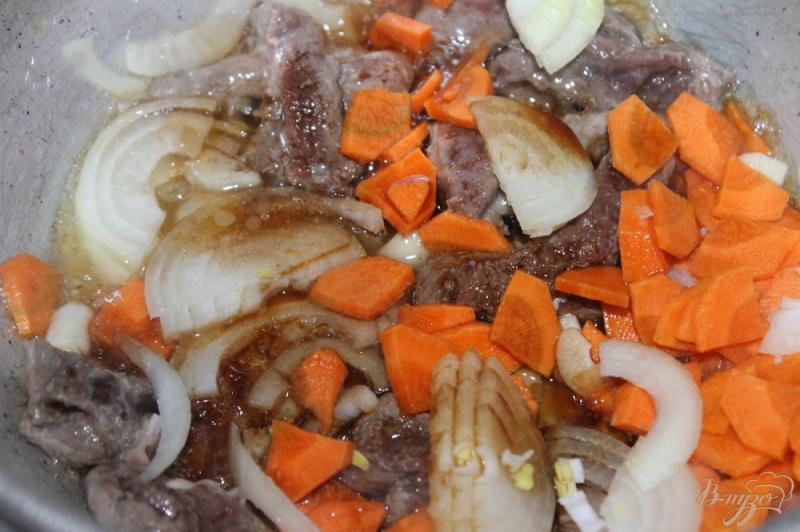 Фото приготовление рецепта: Тушенный картофель с овощами и утиной грудкой шаг №5