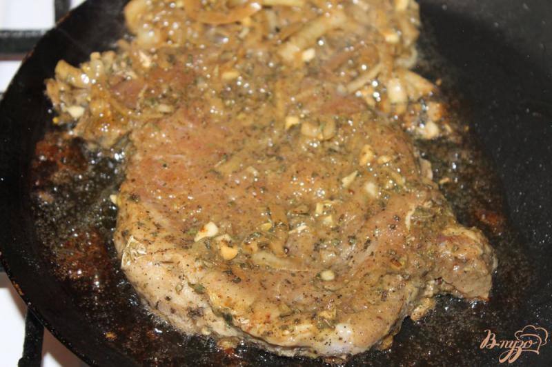 Фото приготовление рецепта: Ароматный свиной стейк из балыка шаг №6