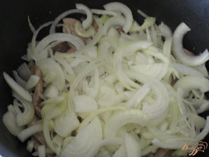 Фото приготовление рецепта: Говядина тушёная с овощами шаг №4
