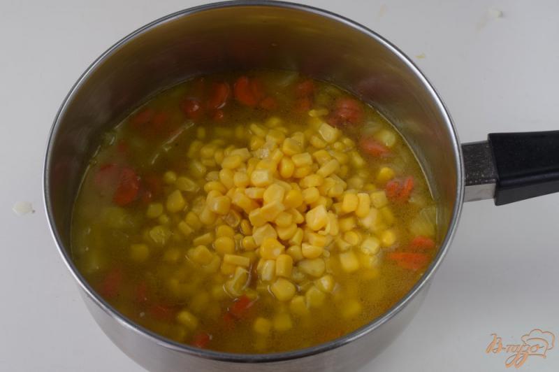 Фото приготовление рецепта: Суп из консервированной кукурузы шаг №4