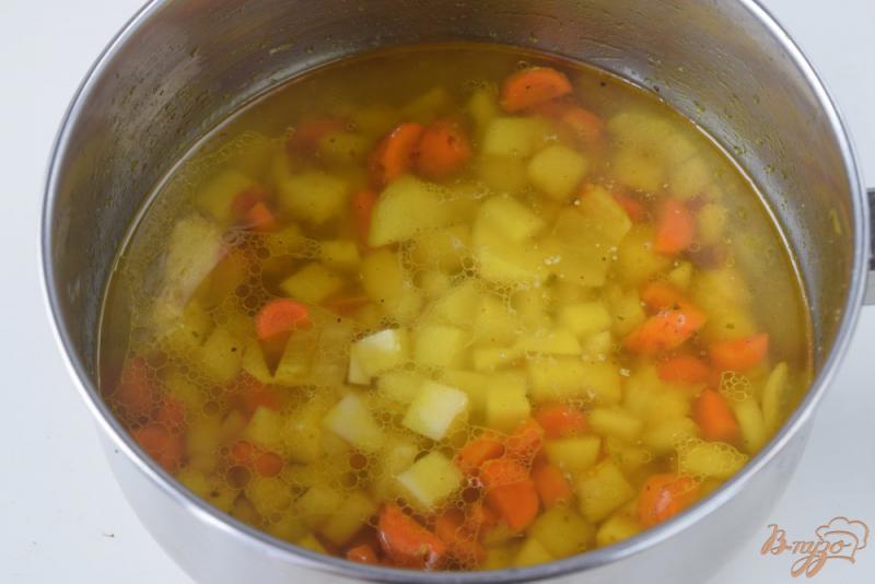 Фото приготовление рецепта: Суп из консервированной кукурузы шаг №3