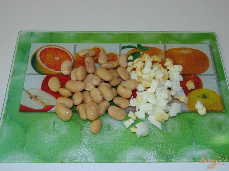 Фото приготовление рецепта: Салат с белой фасолью и яйцом шаг №1