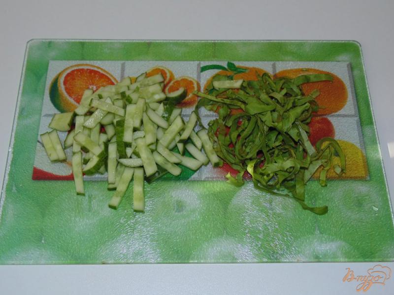 Фото приготовление рецепта: Салат с белой фасолью и яйцом шаг №2