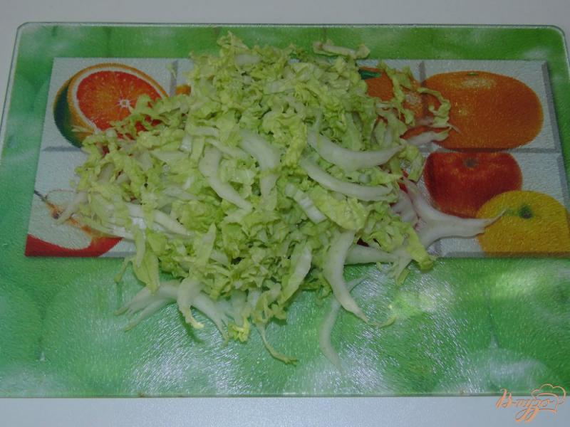 Фото приготовление рецепта: Салат с белой фасолью и яйцом шаг №3