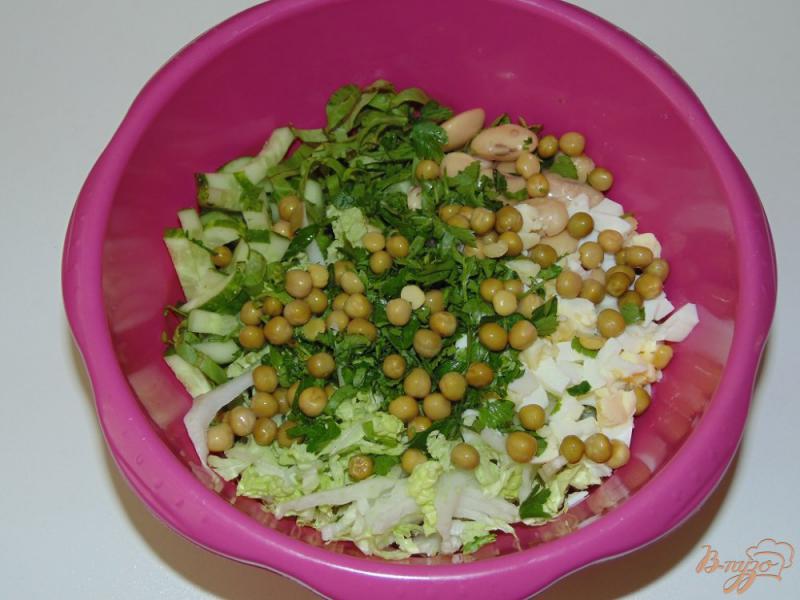 Фото приготовление рецепта: Салат с белой фасолью и яйцом шаг №4