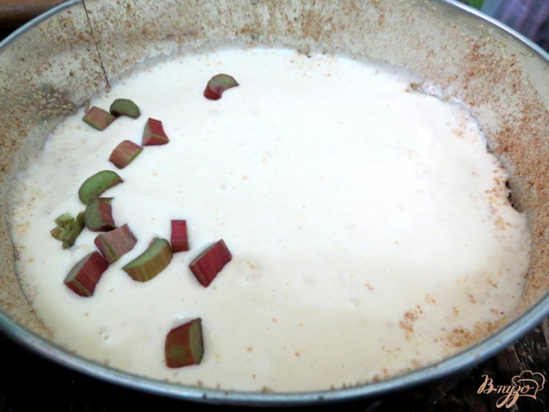 Фото приготовление рецепта: Бисквитный пирог с ревенем шаг №6