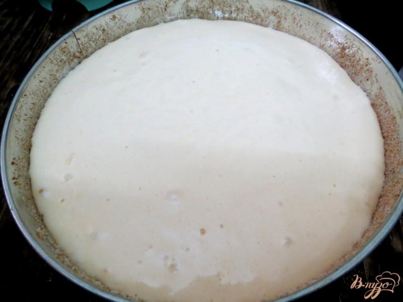 Фото приготовление рецепта: Бисквитный пирог с ревенем шаг №7