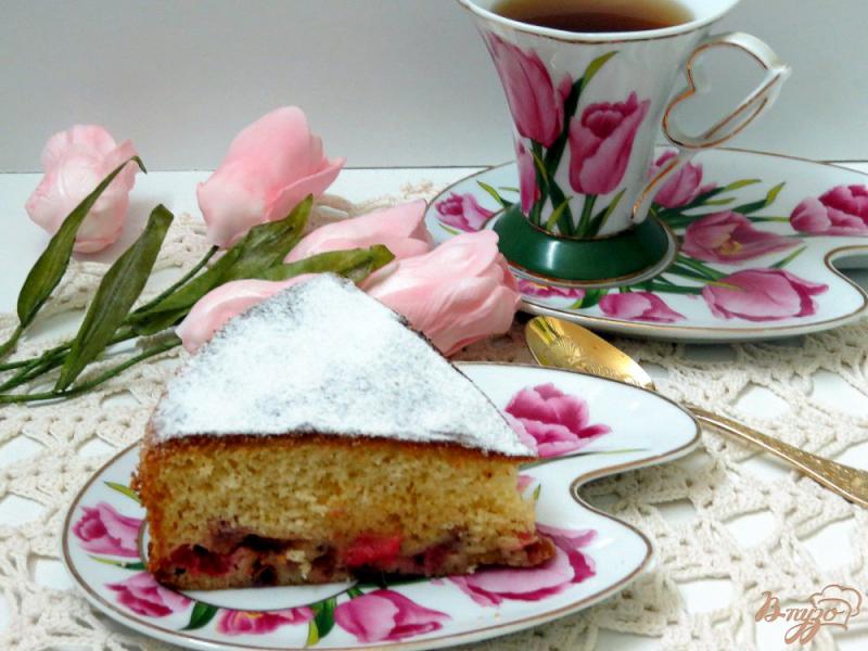 Фото приготовление рецепта: Бисквитный пирог с ревенем шаг №8