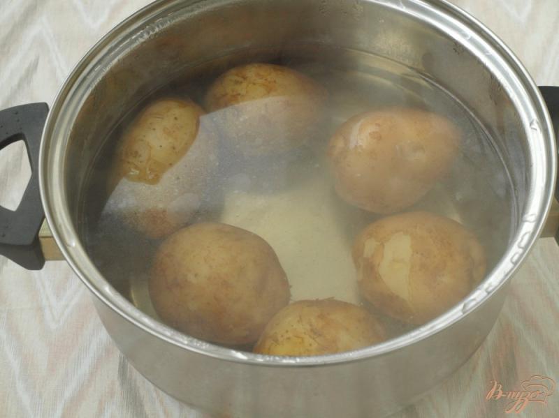 Фото приготовление рецепта: Половинки картофеля запечённые с сыром шаг №1