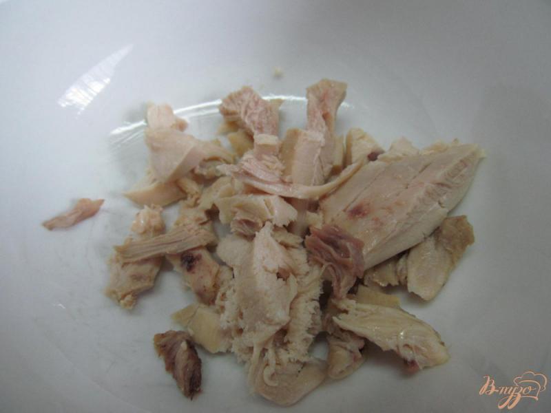 Фото приготовление рецепта: Салат с курицей и оливками шаг №1