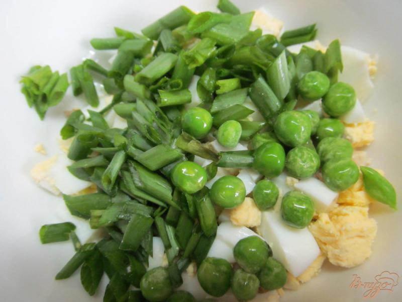 Фото приготовление рецепта: Салат с курицей и оливками шаг №2