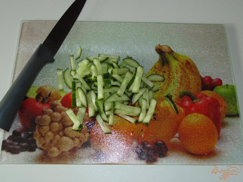 Фото приготовление рецепта: Салат со свежим огурцом и копчеными сосисками шаг №2