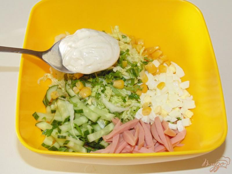 Фото приготовление рецепта: Салат со свежим огурцом и копчеными сосисками шаг №5