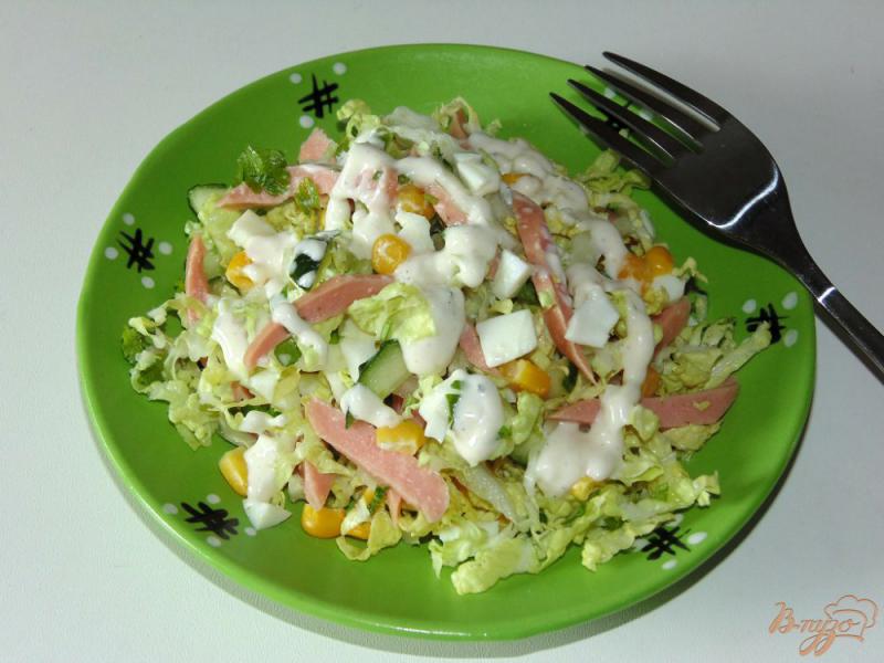 Фото приготовление рецепта: Салат со свежим огурцом и копчеными сосисками шаг №6