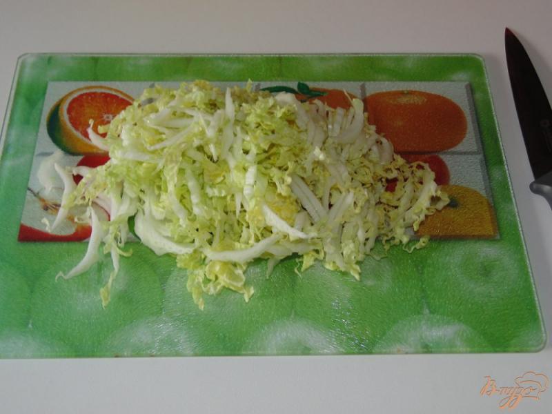 Фото приготовление рецепта: Капустный салат со свежим огурцом и стручковой фасолью шаг №2