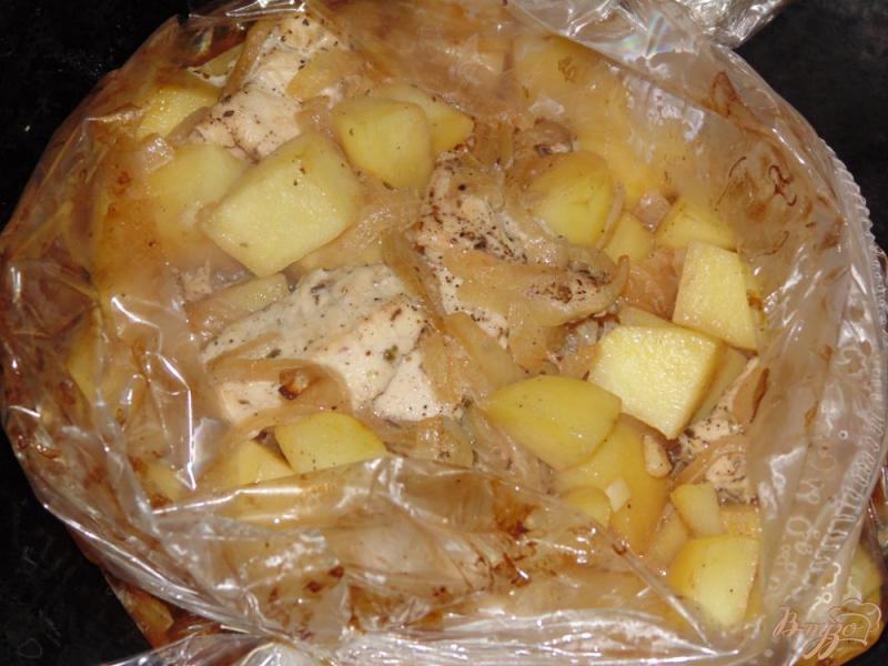 Фото приготовление рецепта: Картофель в рукаве с маринованным куриным филе шаг №6