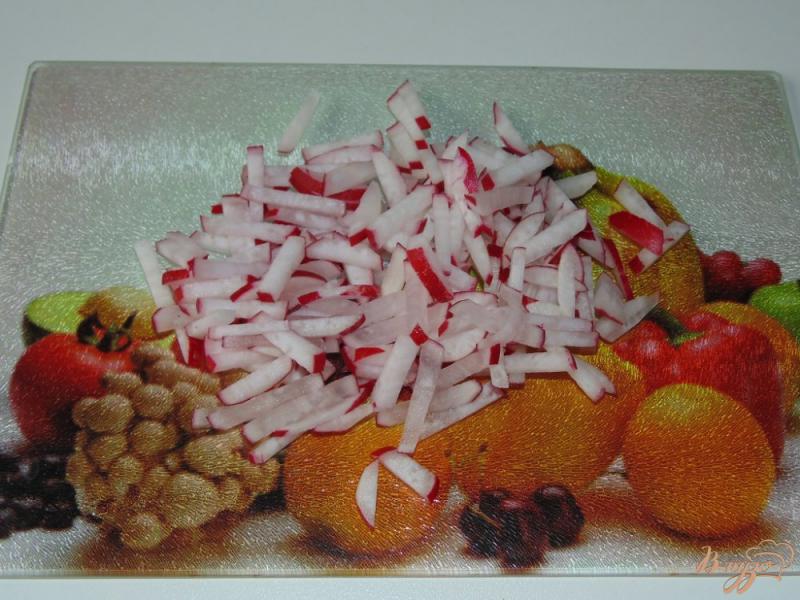 Фото приготовление рецепта: Салат с редисом и яйцом шаг №3