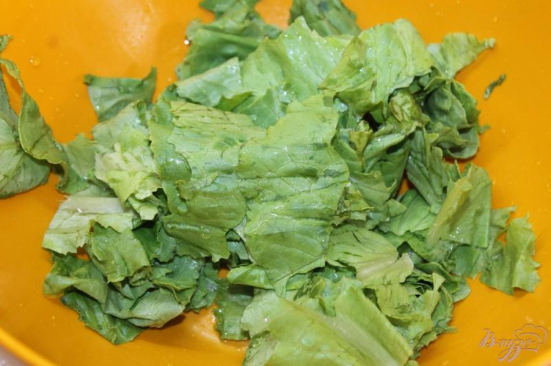 Фото приготовление рецепта: Салат с редиса, листа салата и маслин шаг №1