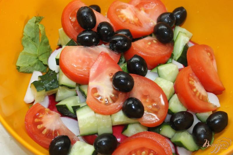 Фото приготовление рецепта: Салат с редиса, листа салата и маслин шаг №4