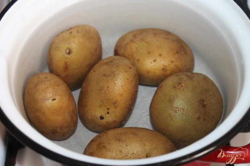 Фото приготовление рецепта: Дольки картофеля жаренные во фритюре с луком и чесноком шаг №1