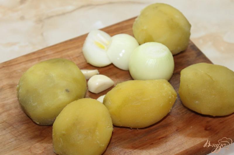 Фото приготовление рецепта: Дольки картофеля жаренные во фритюре с луком и чесноком шаг №2
