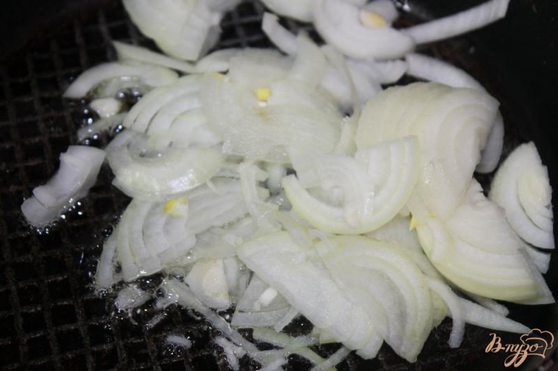 Фото приготовление рецепта: Дольки картофеля жаренные во фритюре с луком и чесноком шаг №5