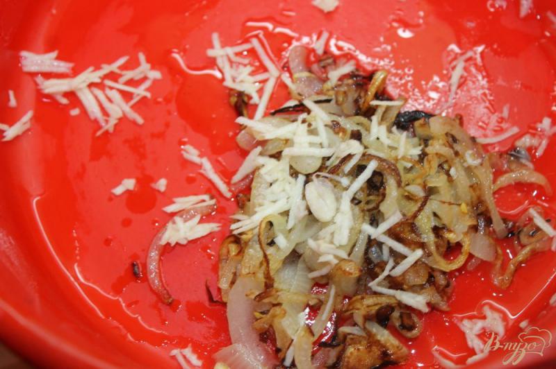 Фото приготовление рецепта: Дольки картофеля жаренные во фритюре с луком и чесноком шаг №6