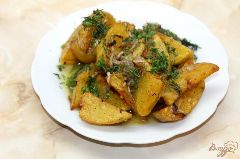 Фото приготовление рецепта: Дольки картофеля жаренные во фритюре с луком и чесноком шаг №9