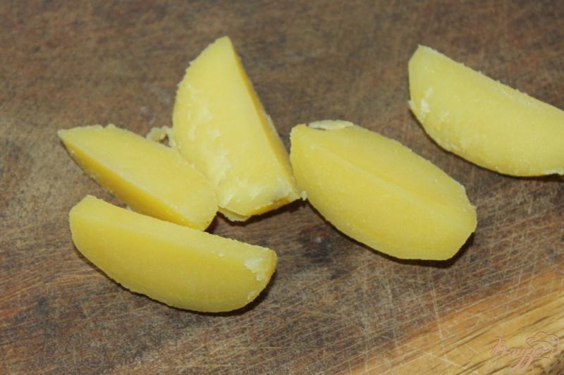 Фото приготовление рецепта: Дольки картофеля жаренные во фритюре с луком и чесноком шаг №3