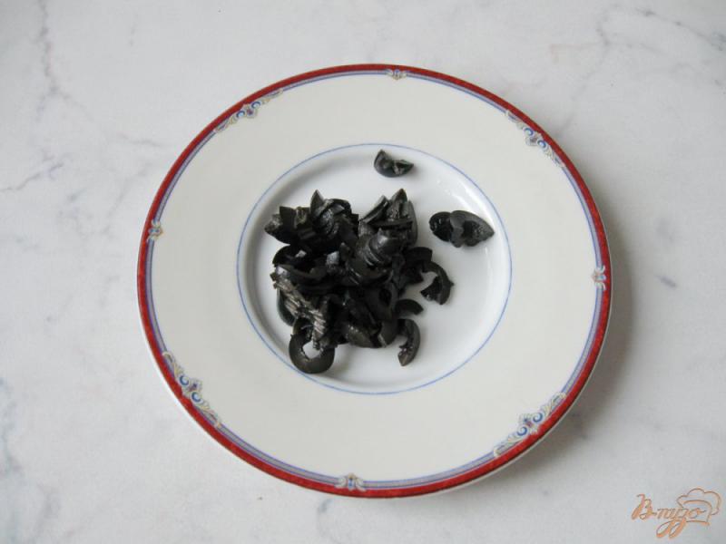Фото приготовление рецепта: Салат с маслинами, помидором и  черемшой шаг №3