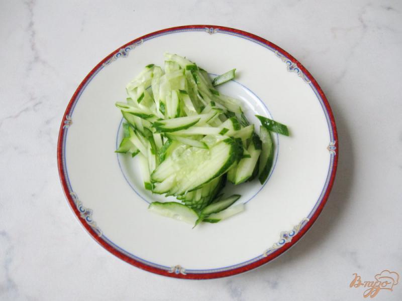 Фото приготовление рецепта: Салат с маслинами, помидором и  черемшой шаг №2