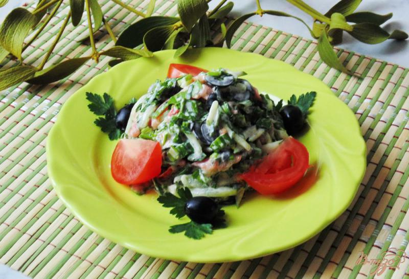 Фото приготовление рецепта: Салат с маслинами, помидором и  черемшой шаг №9