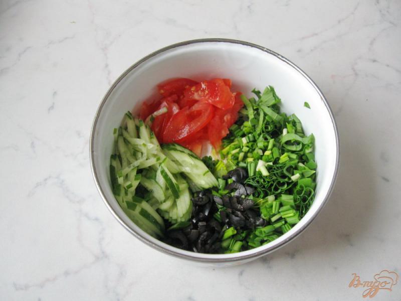Фото приготовление рецепта: Салат с маслинами, помидором и  черемшой шаг №5