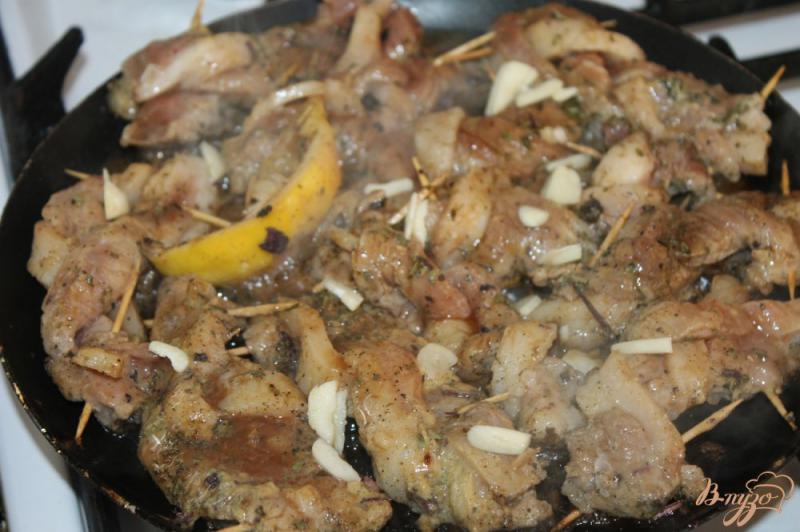 Фото приготовление рецепта: Мясная косичка с маринованным луком и соусом шаг №3