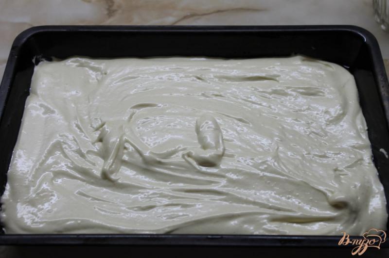 Фото приготовление рецепта: Бисквитное пирожное с вишнями и сгущенным молоком шаг №5