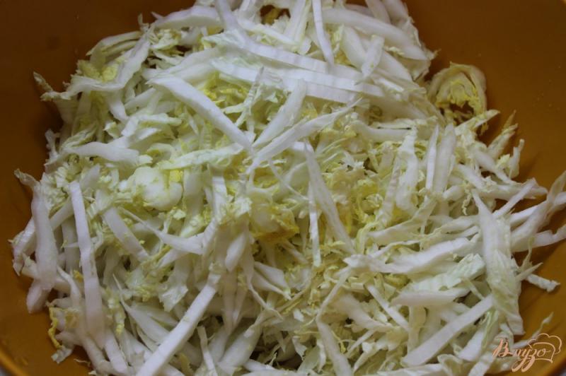 Фото приготовление рецепта: Салат с пекинской капустой, овощами и плавленным сыром шаг №1