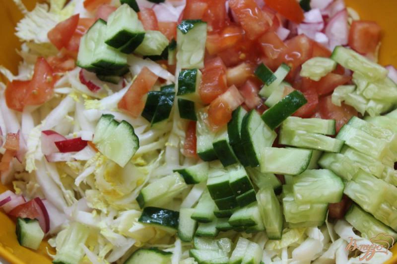 Фото приготовление рецепта: Салат с пекинской капустой, овощами и плавленным сыром шаг №4